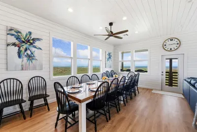 Designed with large groups in mind so no one has to sit at a separate table or miss out on the conversation. It’s a bright, welcoming space perfect for long dinners and evening board games.
