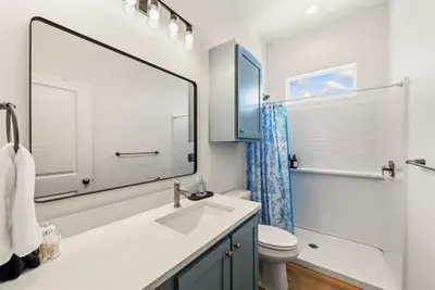 Upstairs full bathroom