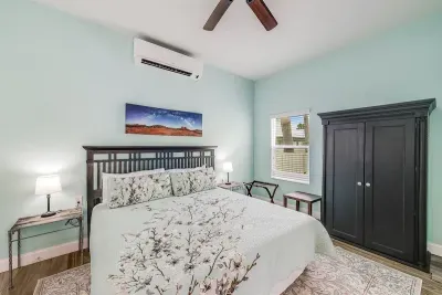 Primare suite with king bed, kitchenette and ensuite bathroom