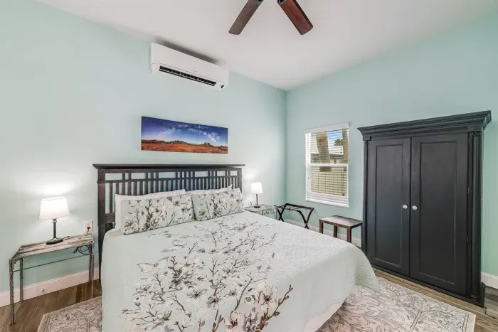 Primare suite with king bed, kitchenette and ensuite bathroom