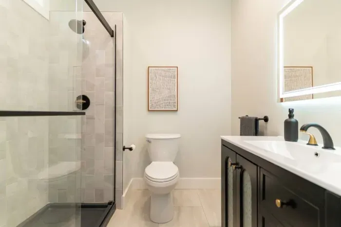 Private en suite bath in the master bedroom.