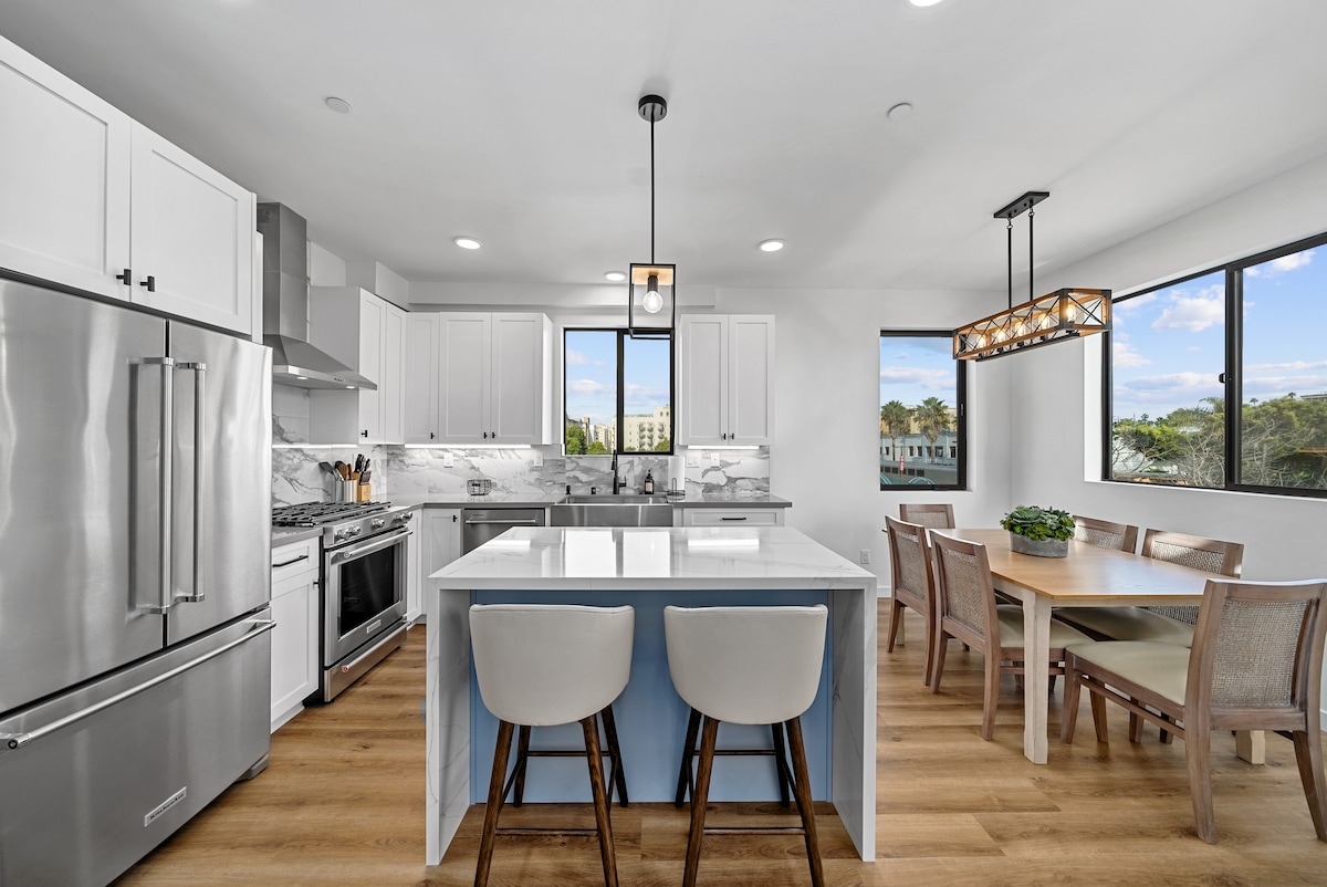 Rooftop Home With Ocean View & Private Parking