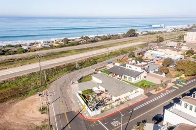 Beachfront House w/ Patio BBQ & Fire Pit - image 13 of 32