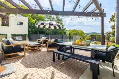 Private Hilltop Escape: Pool, Hot Tub, Near Beach - image 24 of 30