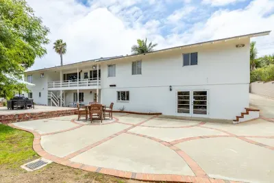 Single-Level 3 Bedroom, Tropical Backyard, Peek Ocean View - image 15 of 16