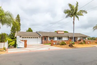 Single-Level 3 Bedroom, Tropical Backyard, Peek Ocean View - image 13 of 16