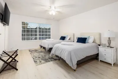 5 Bedroom Home With Firepit - image 10 of 20