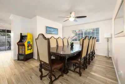5 Bedroom Home With Firepit - image 14 of 20