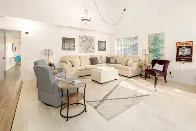 5 Bedroom Home With Firepit - image 4 of 20