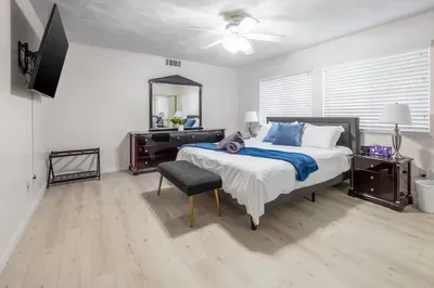 5 Bedroom Home With Firepit - image 6 of 20