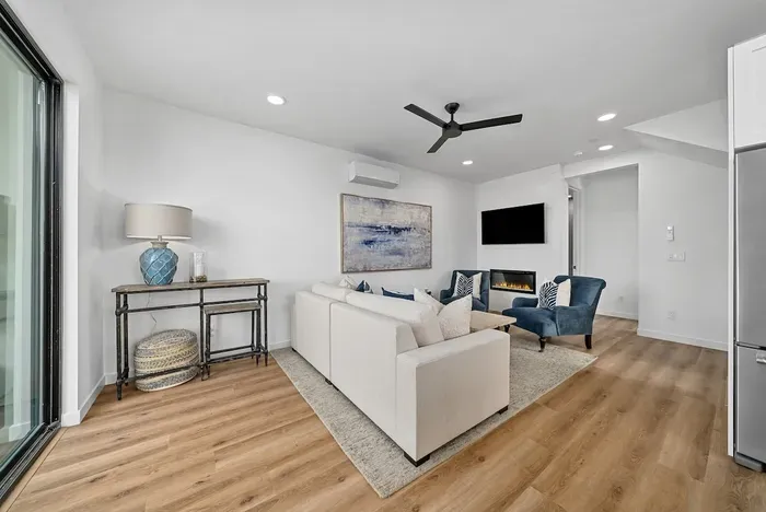 Rooftop Home With Ocean View & Private Parking - image 3 of 24