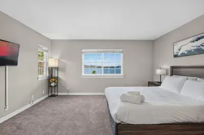 Lagoonfront 3BR Pickleball, Kayaks, Basketball - image 32 of 52