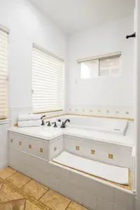 Ocean View 4 Bedroom Home - image 19 of 32