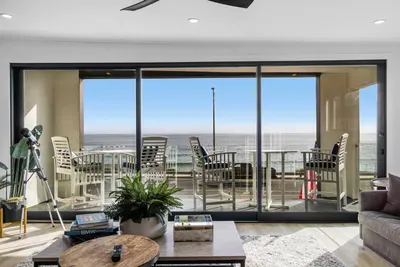 Carlsbad Beachfront Home W/ Hot tub - image 5 of 32