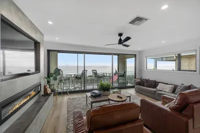 Carlsbad Beachfront Home W/ Hot tub - image 4 of 32