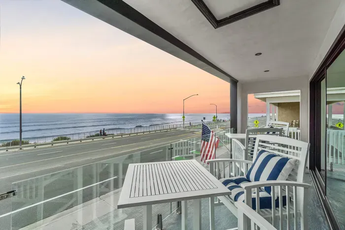 Carlsbad Beachfront Home W/ Hot tub - image 3 of 32