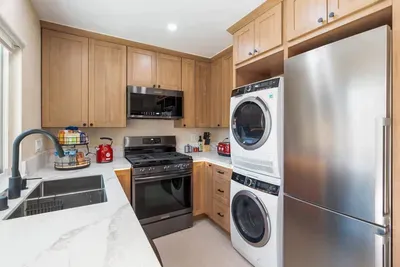 Urban Oasis - Just Remodeled - image 22 of 27
