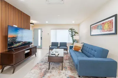 Urban Oasis - Just Remodeled - image 20 of 27