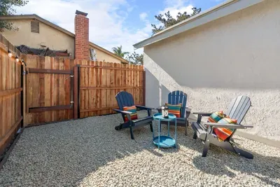 Urban Oasis - Just Remodeled - image 23 of 27