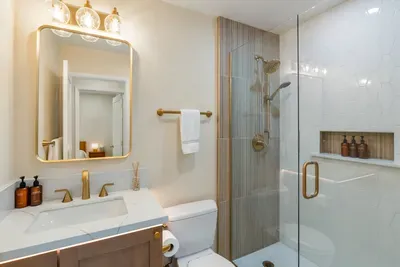 Urban Oasis - Just Remodeled - image 19 of 27