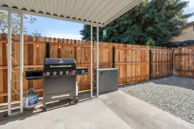 Urban Oasis - Just Remodeled - image 24 of 27