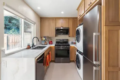 Urban Oasis - Just Remodeled - image 17 of 27
