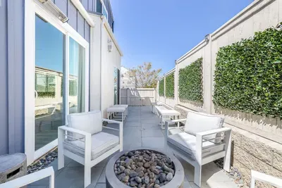 Large 4 Bedroom Close To Beach - image 5 of 21