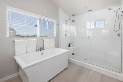 Large 4 Bedroom Close To Beach - image 16 of 21
