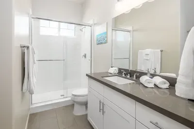 Large 4 Bedroom Close To Beach - image 18 of 21