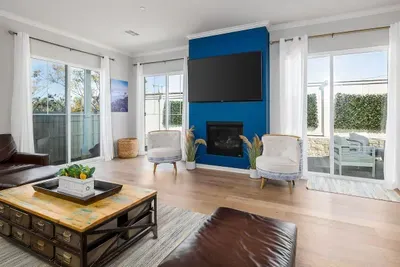 Large 4 Bedroom Close To Beach - image 2 of 21