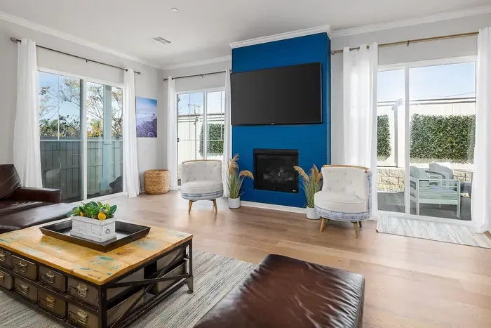 Large 4 Bedroom Close To Beach - image 2 of 21