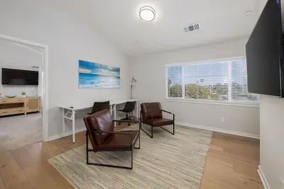 Large 4 Bedroom Close To Beach - image 14 of 21