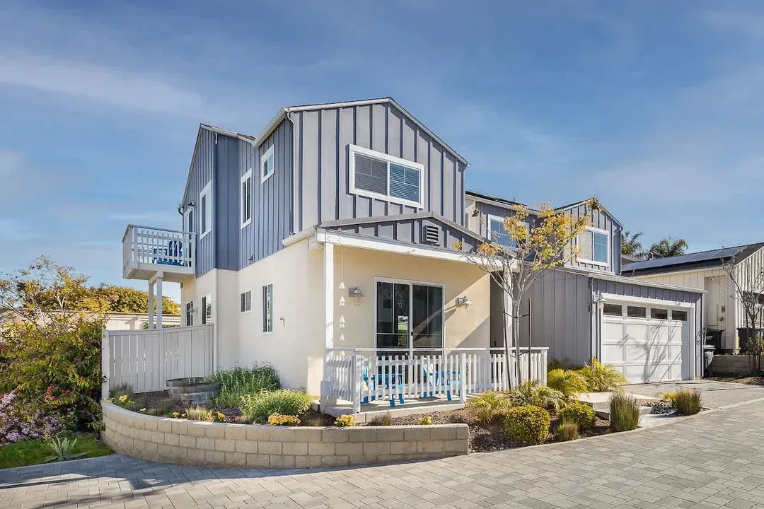 Large 4 Bedroom Close To Beach - image 1 of 21