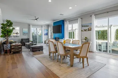 Large 4 Bedroom Close To Beach - image 3 of 21