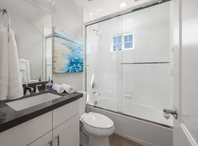 Large 4 Bedroom Close To Beach - image 17 of 21