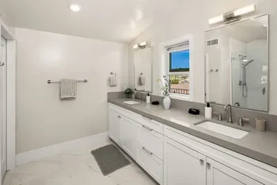 3 Minute Walk to Beach 4 Bedroom Home - image 17 of 32