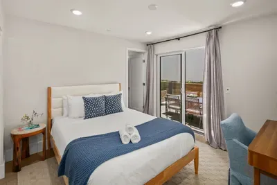3 Minute Walk to Beach 4 Bedroom Home - image 14 of 32