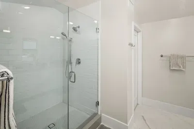 3 Minute Walk to Beach 4 Bedroom Home - image 18 of 32