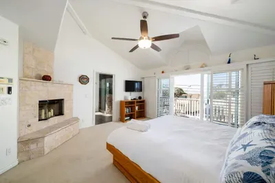 Hot Tub, Ocean Views, 3 Bedroom Private Home - image 16 of 39