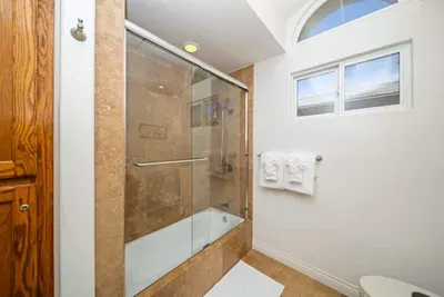 Hot Tub, Ocean Views, 3 Bedroom Private Home - image 28 of 39