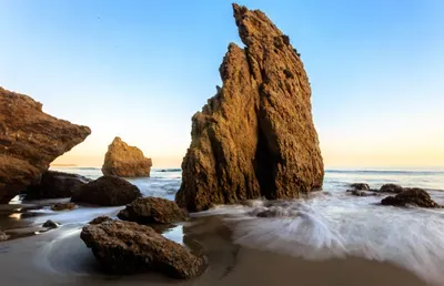 crashing-waves-in-california-beach-near-los-angele-2026-01-07-07-29-40-utc