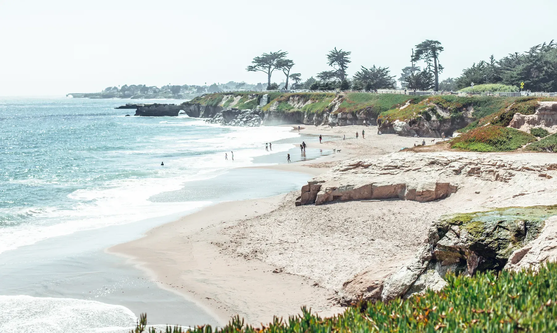 ocean-view-on-sunny-day-with-people-walking-2026-01-09-10-00-29-utc