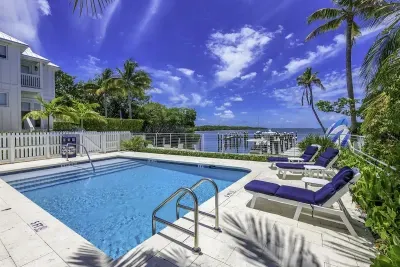 Community saltware pool with seating