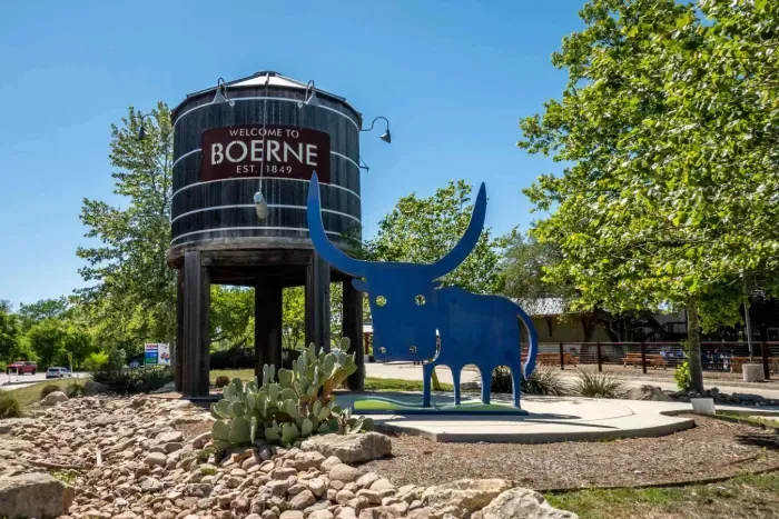 Jeffie-Brewer-Bull-Welcome-to-Boerne-watertower.jpg.jpeg