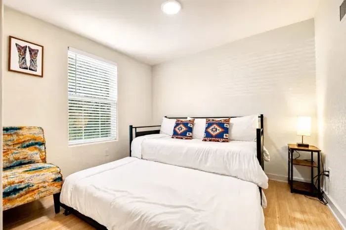 Daybed room with pull-out trundle