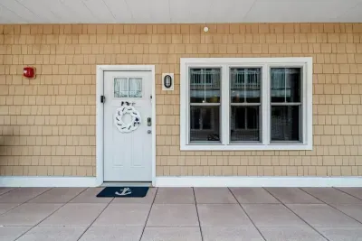 Private main entrance with keyless secure entry