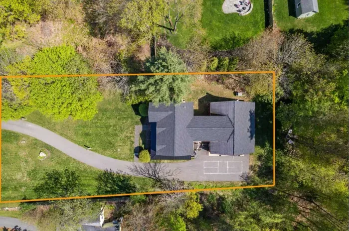 The lot line is defined in the picture with the large front yard!