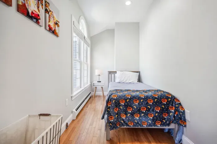 The second bedroom with a queen bed and twin bed. Smart tv and clean linens provided!