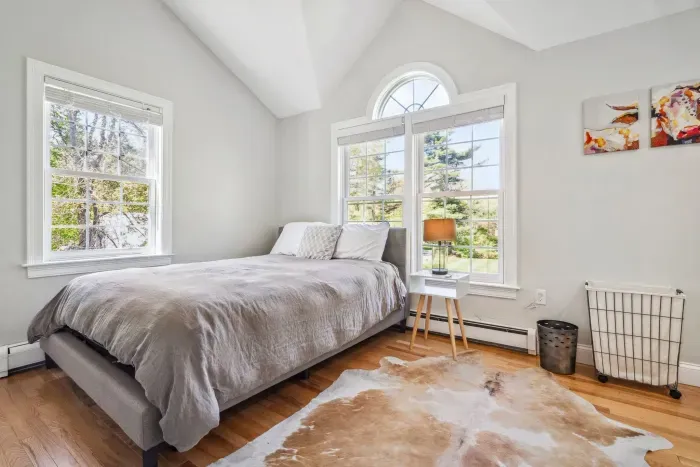 The second bedroom with a queen bed and twin bed. Smart tv and clean linens provided!