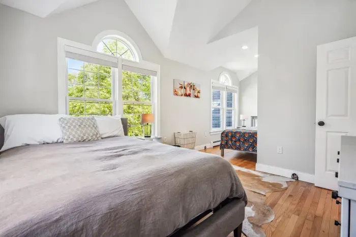 The second bedroom with a queen bed and twin bed. Smart tv and clean linens provided!